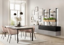 Tolle Kombination aus Auszugschränken in den Farben TOUCH
341 Steingrau und TOUCH 340 Schwarz, die sich auch im Tisch widerspiegeln. Zusätzliches Highlight: Das offene Regal mit Kräuterkästen.  Tolle Kombination aus Auszugschränken in den Farben TOUCH
341 Steingrau und TOUCH 340 Schwarz, die sich auch im Tisch widerspiegeln. Zusätzliches Highlight: Das offene Regal mit Kräuterkästen.