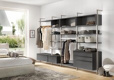 Perfekte Organisation Ihrer Kleidung und Accessoires ist durch die flexible Kombination aus Schränken, Ablageböden, Schubladen, Auszügen und Kleiderstangen individuell planbar. Das supermatte Schiefergrau der TOUCH 334-Schränke bringt einen stilvollen Kontrast in den Raum.  Perfekte Organisation Ihrer Kleidung und Accessoires ist durch die flexible Kombination aus Schränken, Ablageböden, Schubladen, Auszügen und Kleiderstangen individuell planbar. Das supermatte Schiefergrau der TOUCH 334-Schränke bringt einen stilvollen Kontrast in den Raum.