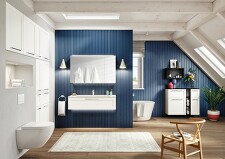 Nordisch schön. Die weißen NORDIC 782-Schränke kommen vor den blauen Paneelen besonders gut zur Geltung. Durch den Landhausstil und die Beleuchtungsdetails entsteht eine angenehme Gemütlichkeit.    Nordisch schön. Die weißen NORDIC 782-Schränke kommen vor den blauen Paneelen besonders gut zur Geltung. Durch den Landhausstil und die Beleuchtungsdetails entsteht eine angenehme Gemütlichkeit.