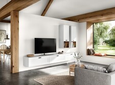 Nordisch frisch! Schränke im weißen NORDIC 782 Lack mit modernen Landhausfronten geben dem Wohnbereich einen gemütlich Look, der belebt. Offene Schrankfächer bieten Platz für Dekorationen.  Nordisch frisch! Schränke im weißen NORDIC 782 Lack mit modernen Landhausfronten geben dem Wohnbereich einen gemütlich Look, der belebt. Offene Schrankfächer bieten Platz für Dekorationen.